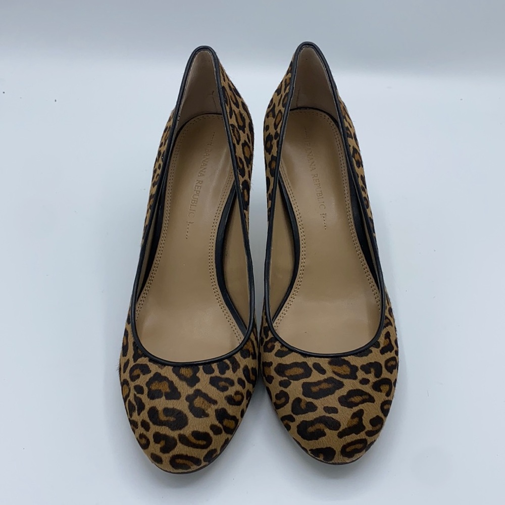 Banana Republic calf hair leopard print round toe pumps. Size 8.5